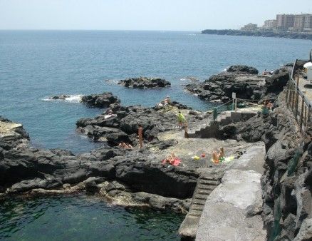 Rotsachtige strand in Catania